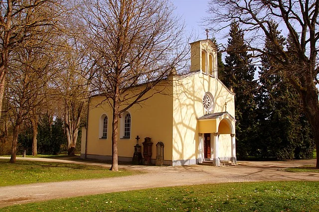 Die ehemalige Friedhofskapelle St. Lazarus. Von Hans100, CC BY 3.0 , via Wikimedia Commons